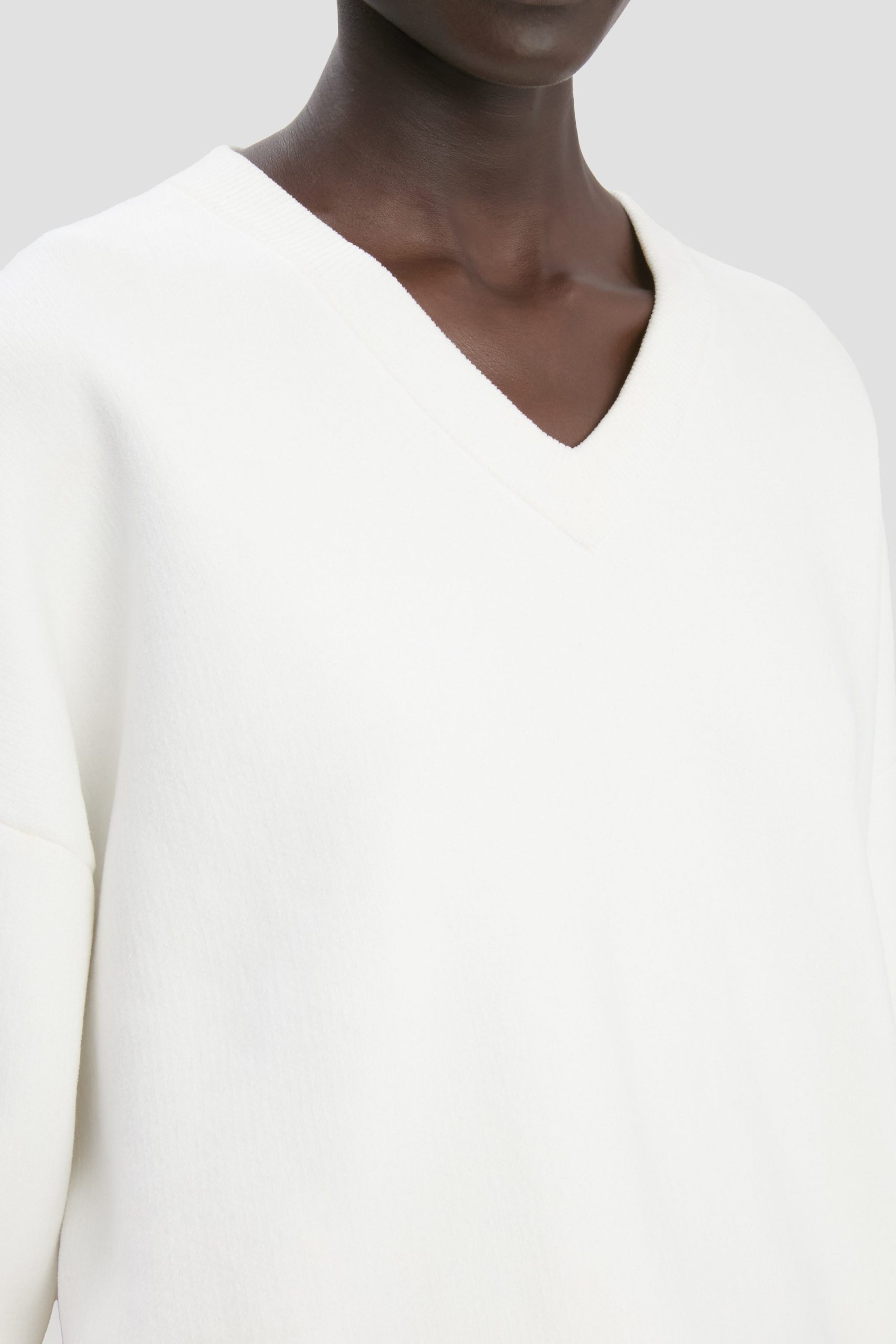 Relaxed Fit V-Neck Jumper In White - Image 4